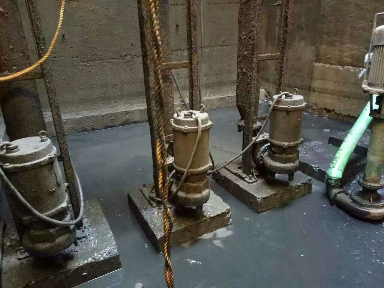 青山污水池清理