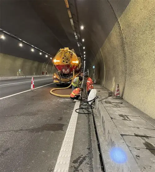 青山隧道排水渠清淤